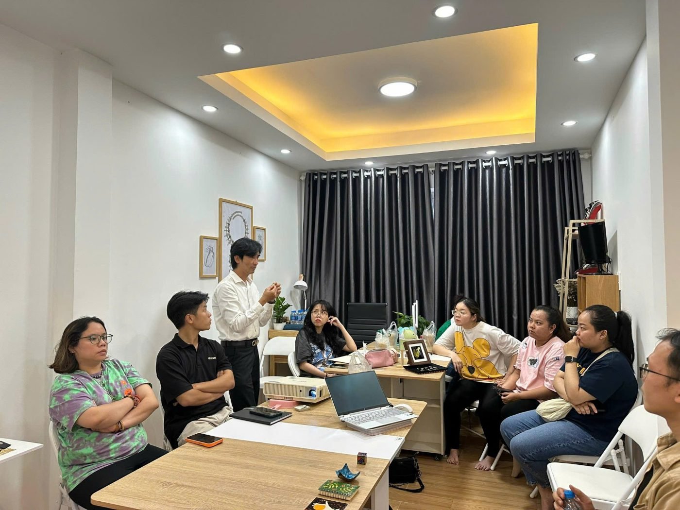 Giảng viên hướng dẫn học viên trong lớp